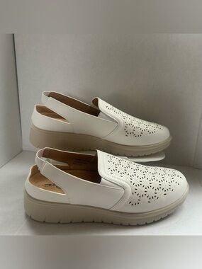 Easy Street Tennis Petal for women size 11M white color